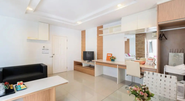 Четырёхместный семейный номер Standard с 2 комнатами с балконом Riski Residence Ngamwongwan