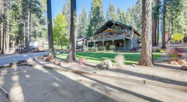 Коттедж Quiet Cabin w/ Deck: Near Lake Almanor!