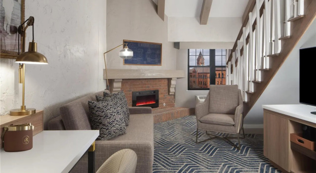 Двухместный люкс Hotel Royer Urbana Champaign, Tapestry Collection by Hilton