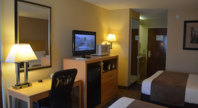 Четырёхместный номер Standard SureStay Plus Hotel by Best Western Roanoke Rapids I-95