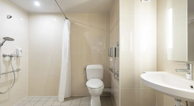 Трёхместный номер для гостей с ограниченными возможностями B&B HOTEL Lyon Centre Monplaisir