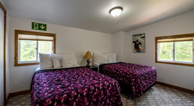 RARE FIND 6 bdrm Very Private Cottage on 10 acres Hot Tub BBQ Petfriendly