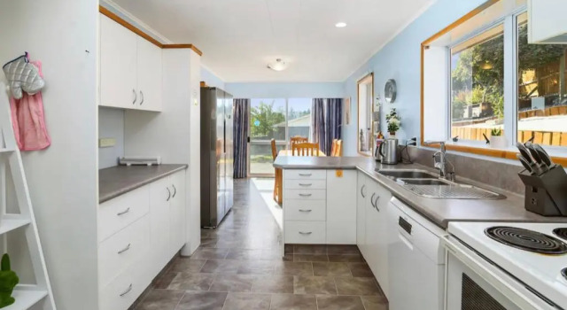 Spacious Utuhina Holiday House