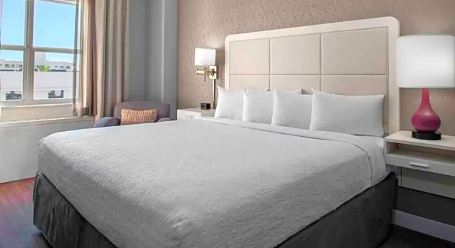 Двухместный номер с холодильником с видом на бассейн Hotel Continental Miami Beach, Tapestry Collection by Hilton