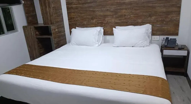 Двухместный номер Standard с балконом Hotel American Visa Tower