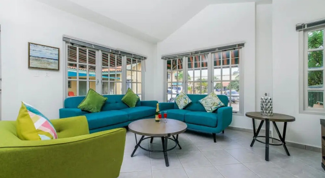 Tranquil 2BR 2BA in Gated Community Great Location, Đặt Biệt thự Nhà tranh ở Palm Beach., Nhà tranh