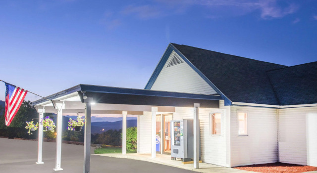 Travelodge by Wyndham Lake George NY, Buchen Sie Gasthaus Lake George 