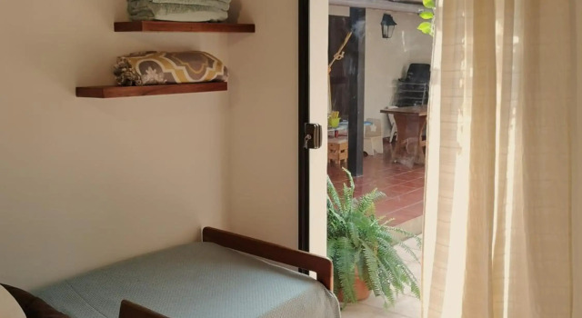 Habitación con baño privado, Violeta Roga