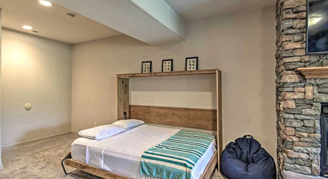 Expansive Townhome w/ Game Room & Community Pool, Забронировать Отель Отели Table Rock Lake 3 звезды, 3*