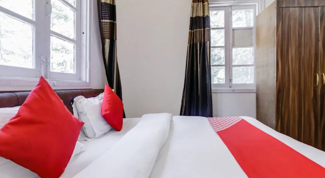 OYO 35498 Shimla British Resort, Забронировать Курортный отель Отели Шимлы с парковкой, рядом с Улица Молл-роуд, Парковка