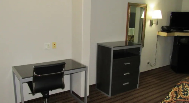 Четырёхместный номер Standard Camelot Inn & Suites Highway 290 NW Freeway