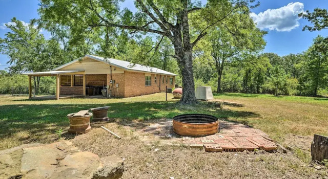 Коттедж Private Hot Tub & Yard: Secluded Broken Bow Home!