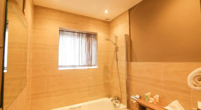 Двухместный люкс c 1 комнатой voco Lythe Hill Hotel & Spa by IHG