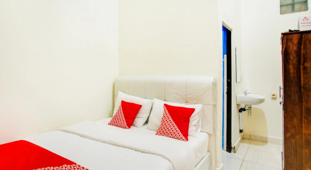 OYO 2965 Silvia Homestay, Забронировать Отель Купанг 