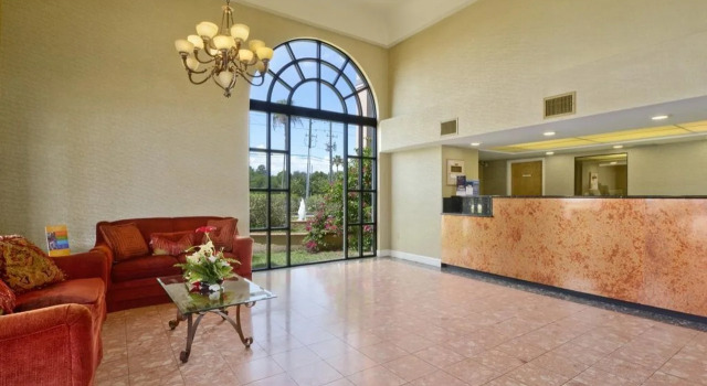Travelodge Suites East Gate Orange, Rezerwuj Hotel Hotele w Kissimmee z parkingiem, Parking