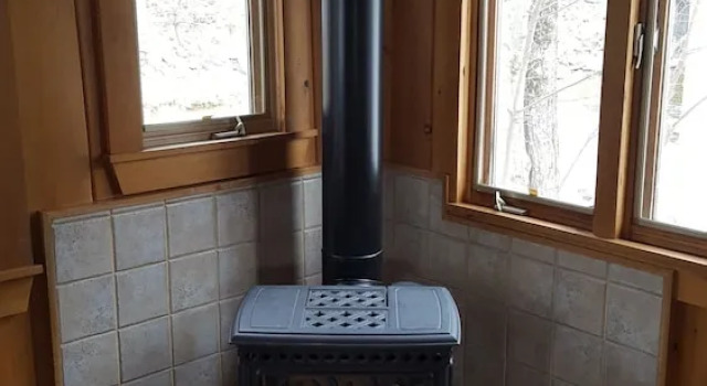 Номер Economy Eclectic Studio Cabin w/ Kitchenette, Free WiFi, Riverfront Location & More