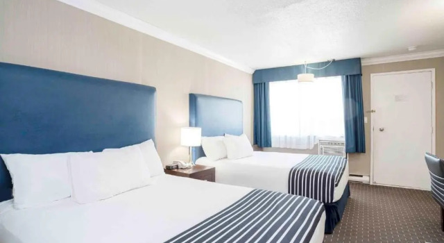 Четырёхместный номер Standard Sandman Inn Blue River