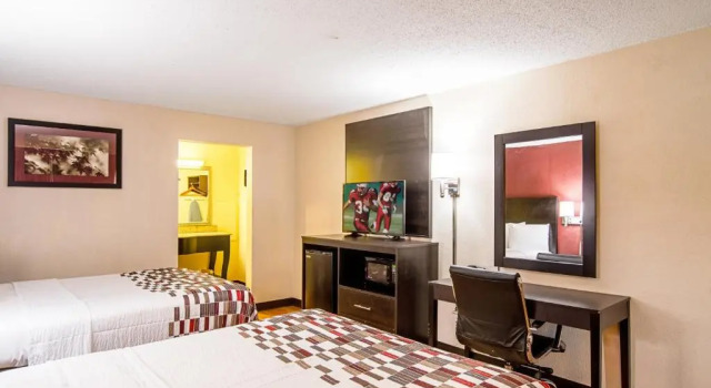 Четырёхместный номер Deluxe Red Roof Inn Battle Creek