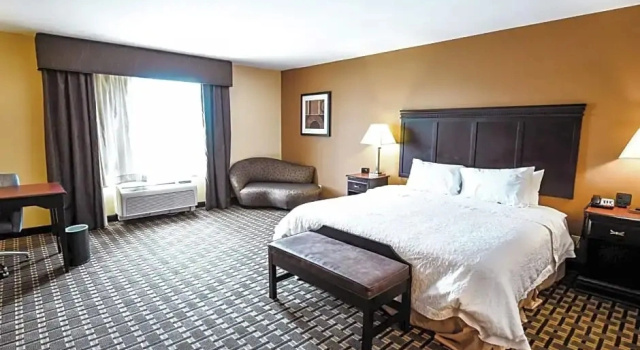 Двухместный люкс с видом на бассейн Hampton Inn & Suites Pine Bluff