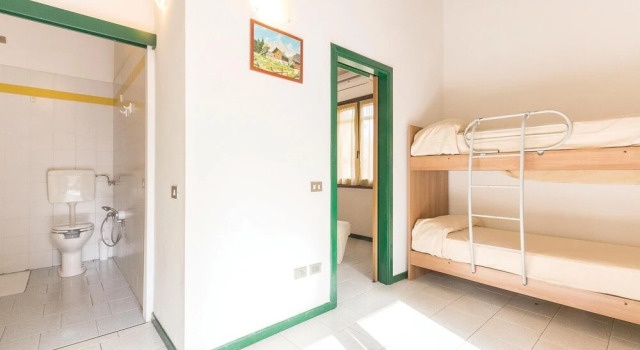 Awesome Apartment in Iseo BS With 2 Bedrooms, Wifi and Outdoor Swimming Pool, Buchen Sie Ferienwohnung Hotels in Iseosee mit Parkplatz, Parkplätze