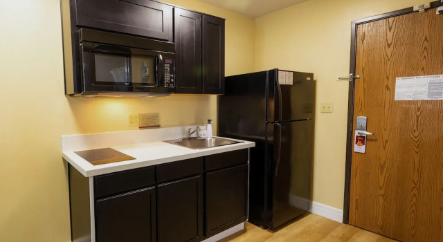 Четырёхместный люкс с 2 комнатами Hawthorn Extended Stay by Wyndham Saint Robert