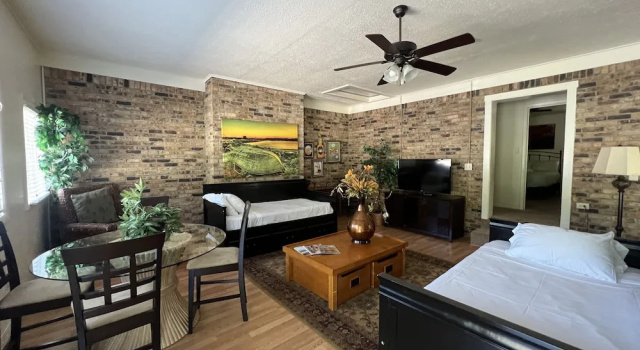 Коттедж Two bedroom House with fenced in yard, covered patio area, located at the Joplin Inn at the entrance to Mountain Harbor, just 1 1/2 miles from Lake Ouachita. by RedAwning