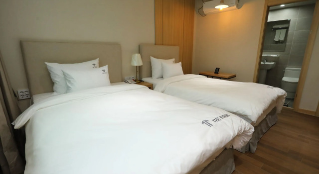 The First Hotel, Забронировать Отель Чханвон Кёнсан-Намдо, рядом с Курган Сонсан