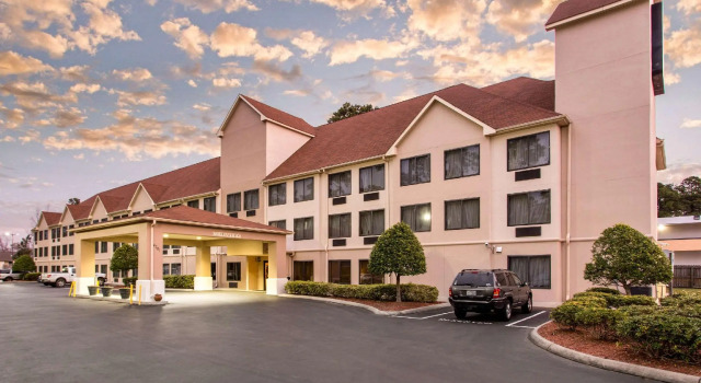 Кровать в общем номере Spark By Hilton Wilmington