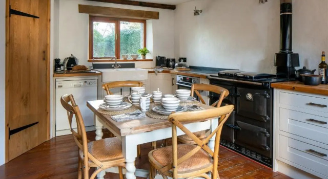 Коттедж The Old Coach House - Converted barn with private garden parking and fireplace