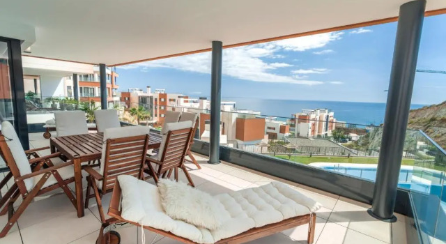 Апартаменты Stunning modern 4 bedroom apartment by the beach
