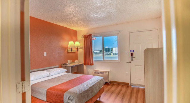 Люкс Standard Motel 6-Stockton, CA - Charter Way West