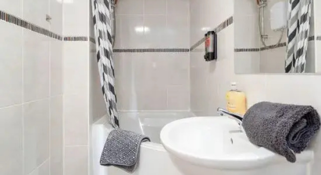 Law 1 - INVOICE and REDUCED PRICE are only by SUNRISE SHORT LETS DUNDEE, 4 Rooms, 4 Beds, Забронировать Отель Отели Ангус с парковкой, Парковка