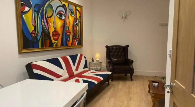 Bagshot PennyHill Park Camberley Ascot Luxury 1 Bed 1 Bath Sleeps 4, Забронировать Отель Отели High Weald с парковкой, Парковка