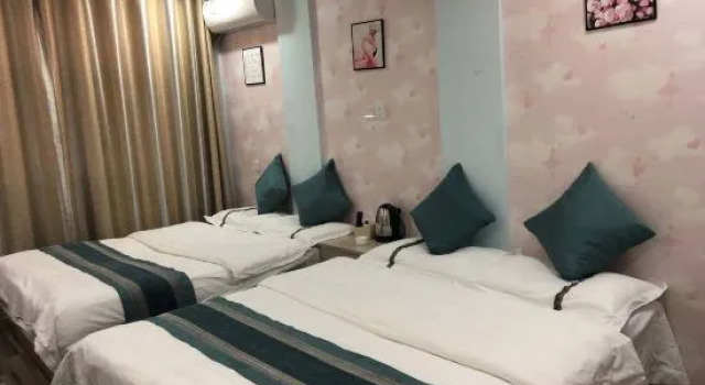Кровать в общем номере Daily Hotel