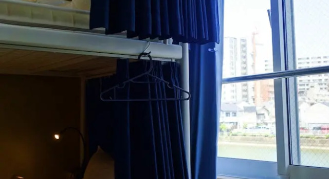 Кровать в общем номере с видом на канал Fukuoka Tabiji Hostel 福岡旅路ゲストハウス