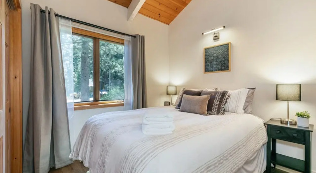 Luxe Tahoe City Cabin w/ Lake Views & Beach Access