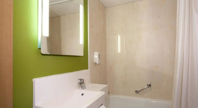 Трёхместный номер B&B HOTEL Nîmes Ville Active, parking sécurisé gratuit
