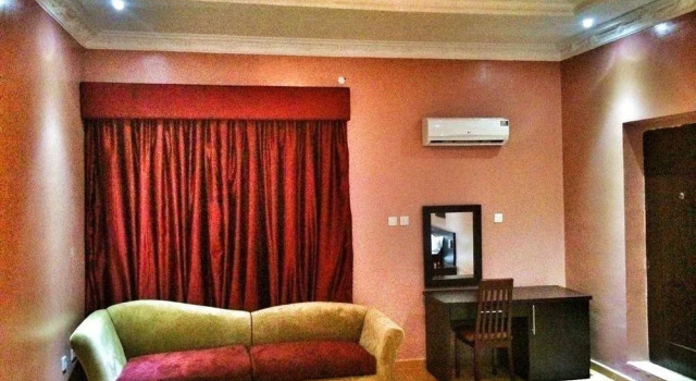 The 09 Club House Lounge And Suites