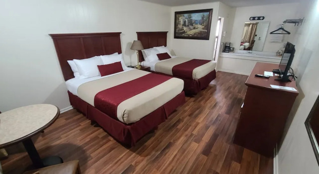 Четырёхместный номер Deluxe с балконом Homestead Motel