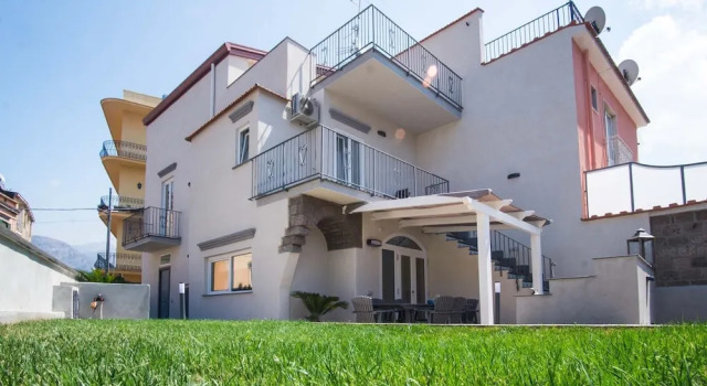 My Exclusive Italy - Spacious Villa with 4 rooms, pool, solarium & garden, Забронировать Вилла Коттеджи Сант-Аньелло, рядом с Железнодорожный вокзал Сант-Аньелло линии Circumvesuviana, Коттедж