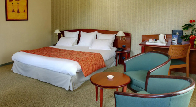 Sure Hotel by Best Western la Palmeraie, Забронировать Отель Отели По с парковкой, рядом с Дворец спорта в По, Парковка