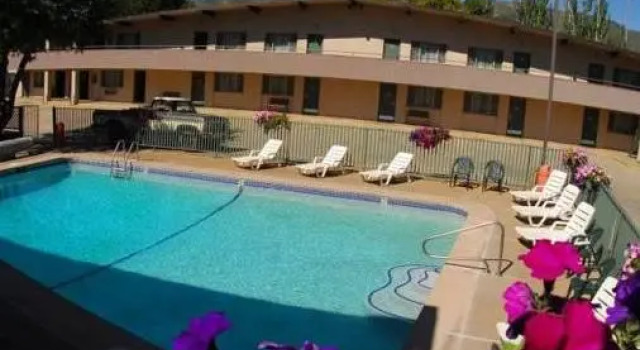 Кровать в общем номере Caravan Inn