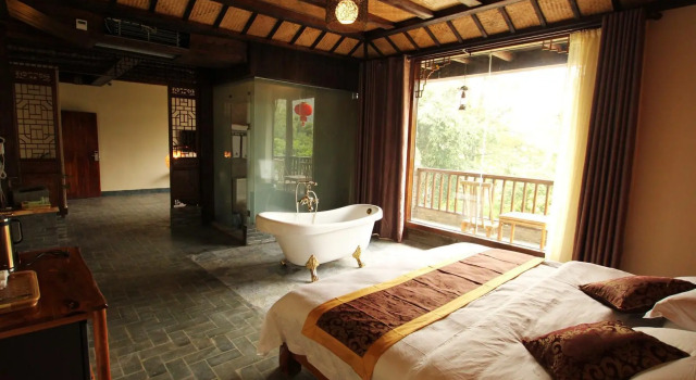 Люкс Deluxe Yangshuo River Lodge Hotel--English speaking team&Swimming pool&Activties organized&Free pick up from Airport or TS over 3 nights