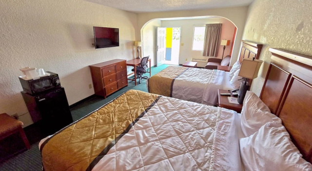 Четырёхместный люкс Budgetel Inn Suites Pine Mountain