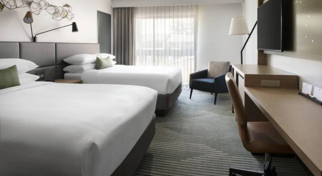 Четырёхместный номер Standard с видом на бассейн Santa Clara Marriott