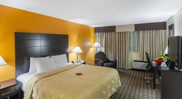 Номер Standard Quality Inn & Suites Cincinnati Downtown Area