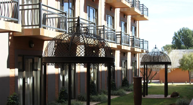 Bains Lodge - Sustainable Electricity, Забронировать Отель Недорогие отели Блумфонтейна, рядом с Cheetah Experience Bloemfontein, недорого