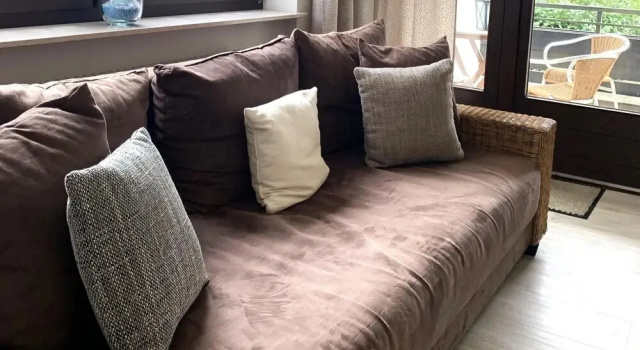 Spacious Flat Near Hiking Trails