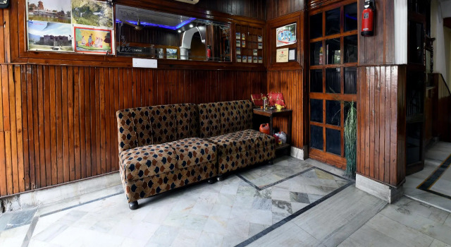 OYO 19541 Hotel Jammu Palace, Забронировать Отель Отели Джамму и Кашмира с парковкой, Парковка