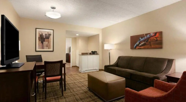 Двухместный люкс Premium Embassy Suites by Hilton Cleveland Beachwood